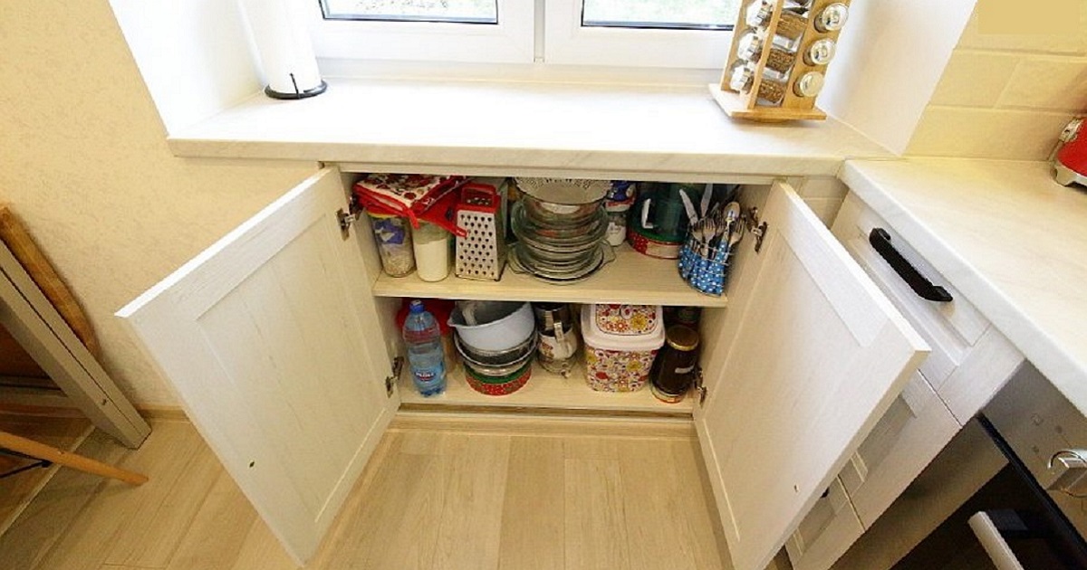 Фото интересных вариантов встраивания шкафов и тумб под кухонным подоконником