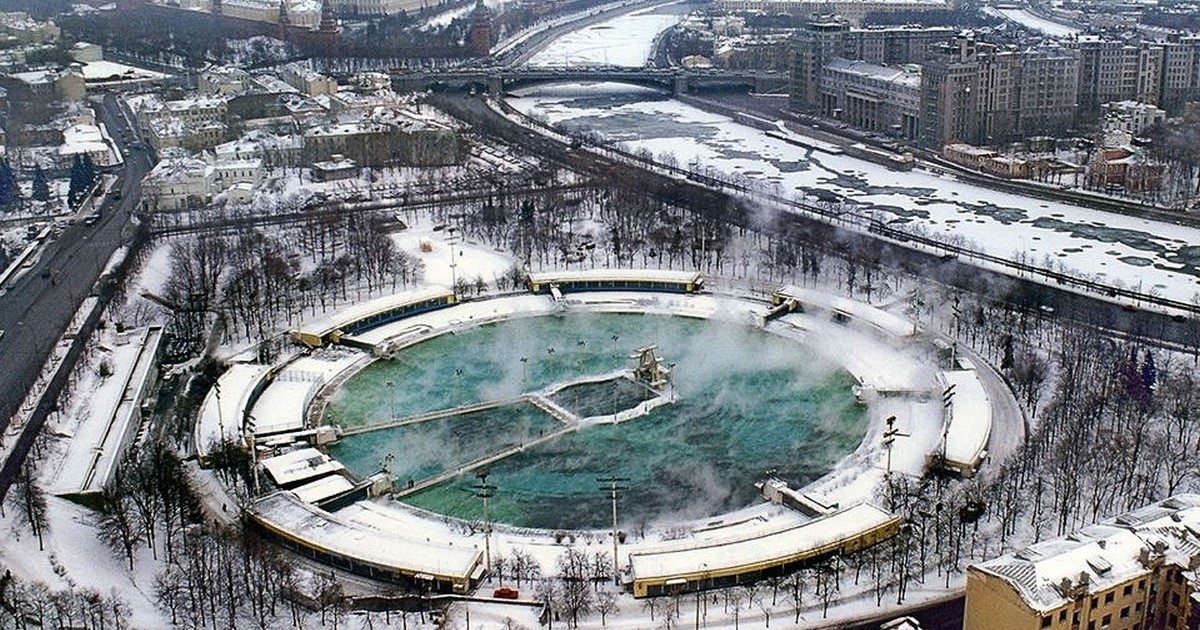 Бассейн храм христа спасителя в москве. Бассейн Москва 1991 год. Бассейн Москва СССР. Бассейн на месте храма Христа Спасителя в Москве. Бассейне Москва 90.