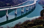 Зачем в Китае построили мост вдоль реки, а не через нее