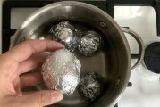 Зачем варить яйца в фольге: 10 хитростей, чтобы вести хозяйство и горя не знать